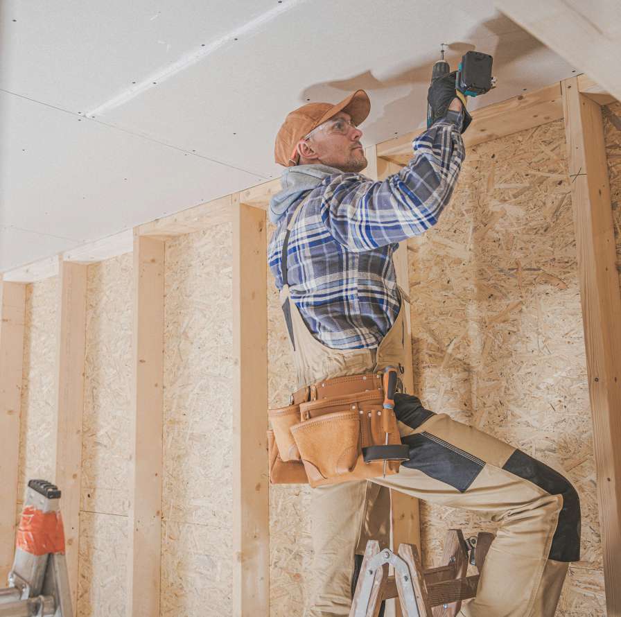 Thomas R., plaquiste, sur son chantier